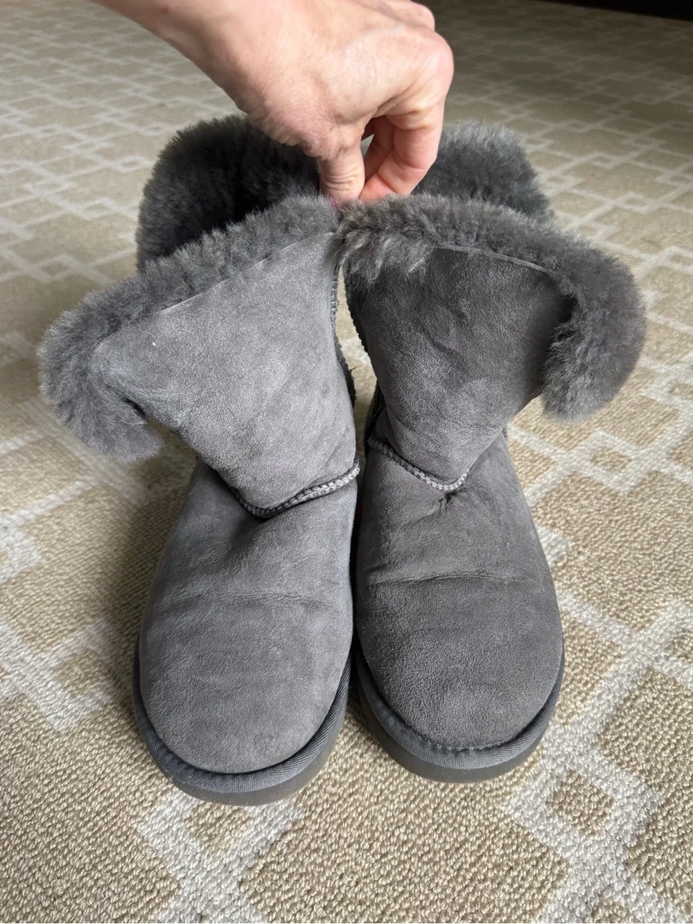 UGG Bailey Button II Shearling Boots Gray Suede Fur Lined Cozy Lounge Size 9